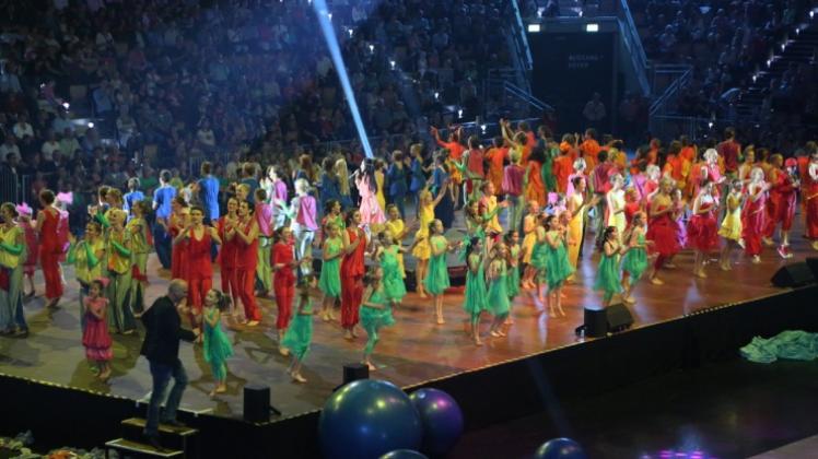 Als farbenprächtiges Spektakel wurde im Juli n der Lingener Emslandarena das Weltkindertheaterfest eröffnet.
