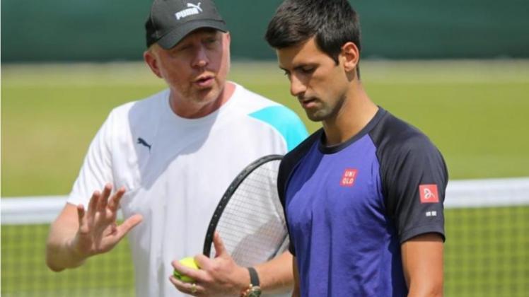 Novak Djokovic (r) und sein Coach Boris Becker tüfteln an einem Plan, um Roger Federer zu bezwingen. 