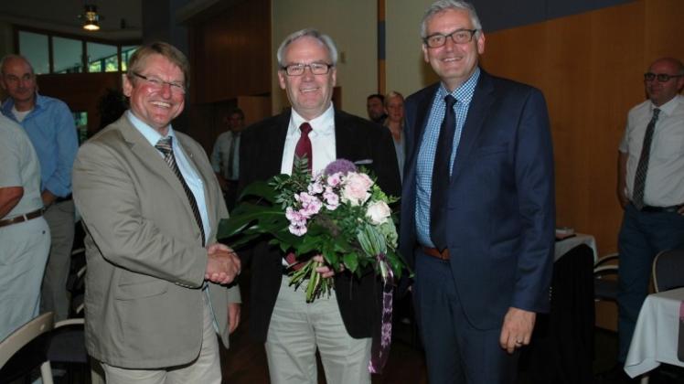 Abschied von Gottfried Müller: Siegfried Göhner und Bürgermeister Reinhard Scholz bedanken sich. 