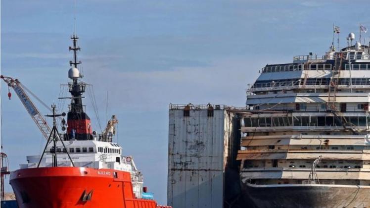 Gezogen wird der Kreuzfahrtriese von vier großen Schleppern und zehn weitere Schiffe begleiten den Transport mit Kurs auf Genua. 
