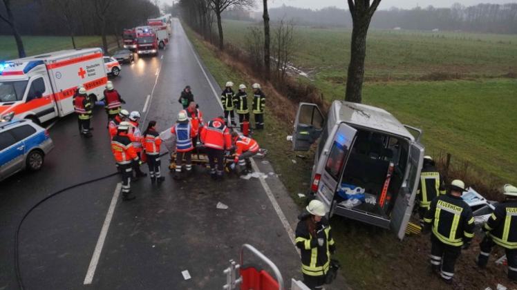 Ein Großaufgebot an Rettungssanitätern, Notärzten und Feuerwehrleuten war am Mittwoch nach dem Unfall bei Ostercappeln im Einsatz.
