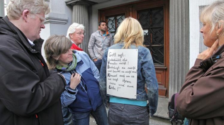 Unterdrückt die Fremden nicht! Demonstranten  vor dem Flüchtlingsheim an der Petersburg verhindern an diesem Freitag erneut eine Abschiebung – ausgerechnet am Weltflüchtlingstag. 