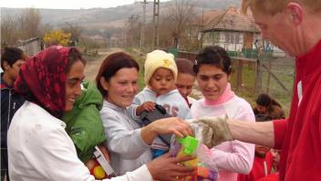 Verteilung von Hilfsgütern: Hans-Gerd Colmer vom DRK-Ortsverband Werlte übergibt Spenden an rumänische Frauen und Kinder. Fotos. privat