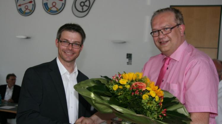 Blumen zum Dienstbeginn: Ansgar Brockmann (rechts) ist neuer Bürgermeister in Neuenkirchen-Vörden, Jürgen Rolfsen sein Allgemeiner Stellvertreter. 