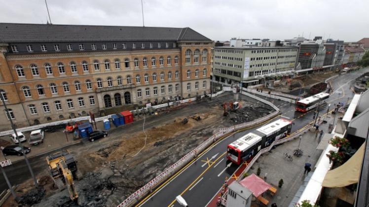 Und wieder 20 Euro: Irregeleitete Autofahrer und Fußgänger, die sich ihre eigenen Wege suchen, behindern den Busverkehr und die Bauarbeiten auf dem Neumarkt. Fotos: Gert Westdörp