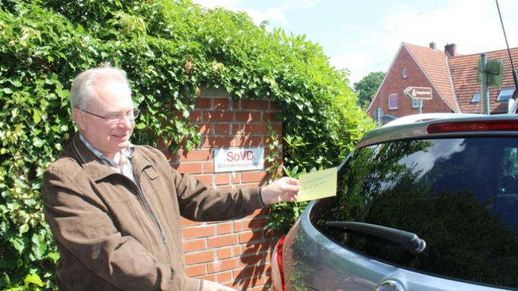 Auf frischer Tat ertappt – auch auf dem für behinderte Menschen ausgewiesenen Parkplatz des SoVD-Beratungszentrums in Meppen verirrt sich gelegentlich ein Falschparker. Kreisvorsitzender Bernhard Sackarendt legt einem falsch parkenden Auto die Protestpostkarte auf die Heckscheibe. Auf frischer Tat ertappt – auch auf dem für behinderte Menschen ausgewiesenen Parkplatz des SoVD-Beratungszentrums in Meppen verirrt sich gelegentlich ein Falschparker. Kreisvorsitzender Bernhard Sackarendt legt einem falsch parkenden Auto die Protestpostkarte auf die Heckscheibe.