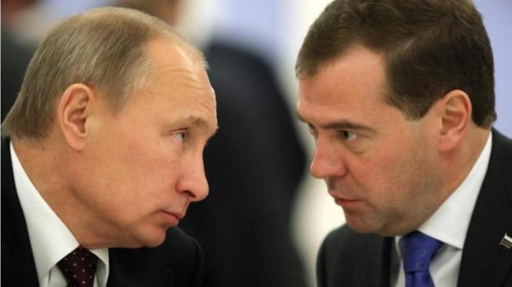 Kündigen harte Reaktionen auf die Sanktionen der EU an: Russlands Präsident Wladimir Putin und Ministerpräsident Dmitri Medwedew.
