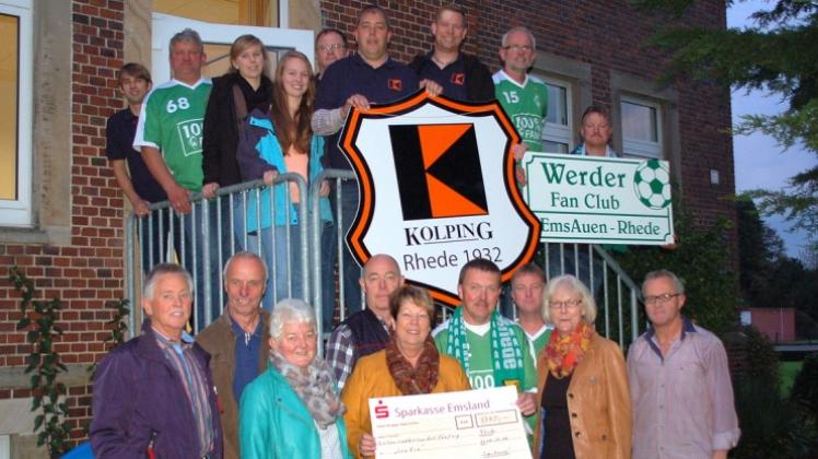 Einen Scheck über 3350 Euro haben die Teilnehmer der Benefizradtour an Adelheid Winkler (Dritte von links), Anna Fennen (Fünfte von links) sowie Christa Lindenberg (Zweite von rechts) vom Verein Leukin übergeben. Einen Scheck über 3350 Euro haben die Teilnehmer der Benefizradtour an Adelheid Winkler (Dritte von links), Anna Fennen (Fünfte von links) sowie Christa Lindenberg (Zweite von rechts) vom Verein Leukin übergeben.