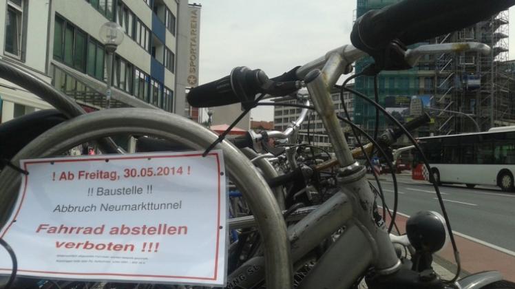 Derzeit weisen Schilder an Fahrradbügeln auf die bevorstehenden Bauarbeiten hin. 