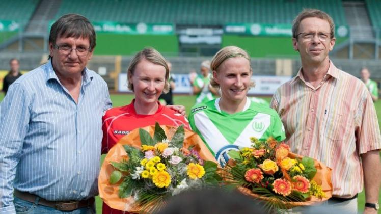Große Verabschiedung beim VfL Wolfsburg: Conny Pohlers (l.) und Andrea Wilkens wurden vor dem Spiel mit Blumen geehrt. 