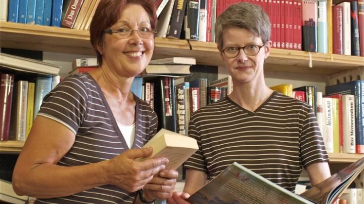 Meterhoch stapeln sich in der alten Fachwerkdiele Bücher über Bücher, etwa 15000 an der Zahl: Heidi Finke-Gröne (Förderverein) und Ulrike Koop (Leiterin der Stadtbibliothek) freuen sich über die immer weiter wachsende Schar von Lesern. 