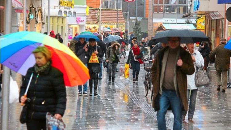 Gut was los: Am Wochenende machte zwar der Regen nicht so wirklich Laune aufs Geschenke kaufen, aber gestern half es nichts: Mit Schirmen bewehrt machten sich Geschenkesuchende auf die Pirsch. Den Einzelhandel in der City freute es. 