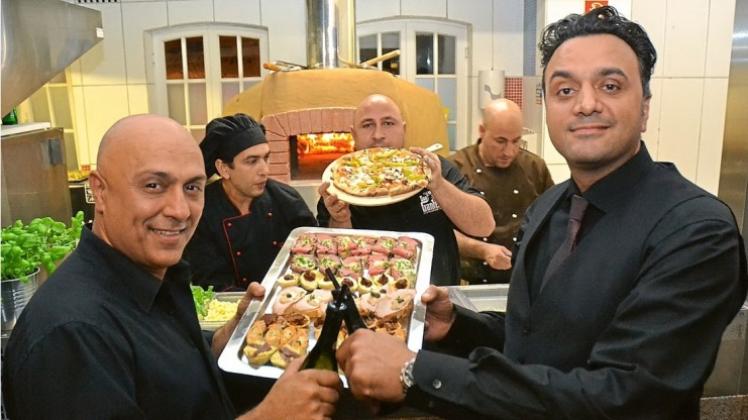 Die ersten Speisen aus der Küche mit Steinofen: Miri Lavasani und Saman Ghorbani stoßen auf die Eröffnung ihres Restaurants Gantero an. 