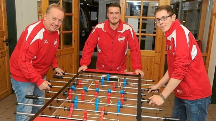 Gemeinsam für den TuS Hasbergen am Ball: Uwe Kriens, Stefan Bonk und Dennis Rusch (von links) stehen bald an der Spitze der Fußball-Jugendabteilung des Turn- und Sportvereins. 