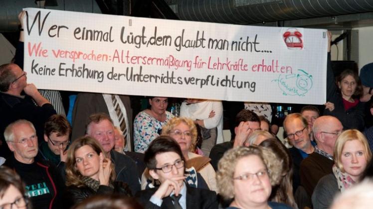 Lehrerprotest beim Besuch von Stephan Weil in der Osnabrücker Lagerhalle. 
