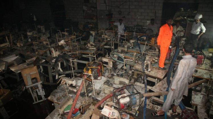 Brandkatastrophe in Karatschi: In dem Inferno sterben 255 Menschen, etliche werden verletzt. Verrammelte Notausgänge machen die Fabrik zur Todesfalle. 