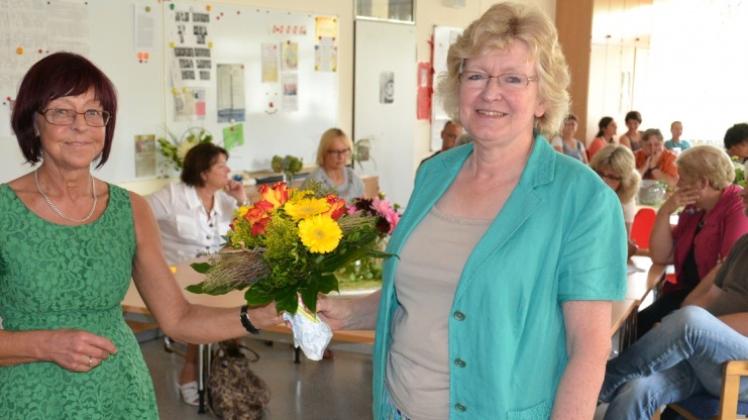 In den Ruhestand verabschiedet worden ist an der Realschule die Leiterin Sabine Siebert (rechts). Im Namen des Kollegiums dankte ihr Bärbel Heinig-Adler, die auch einen Blumenstrauß überreichte. 