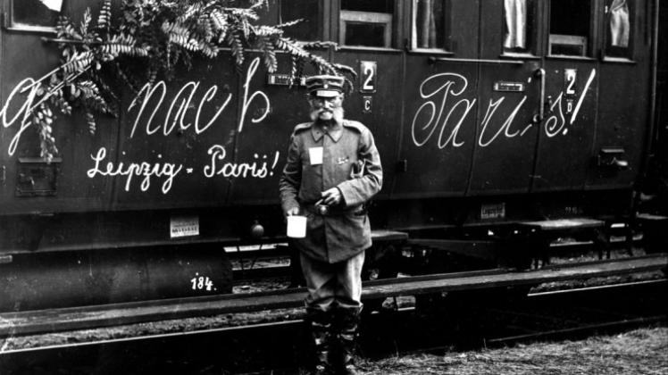 Auf nach Paris: Ein betagter Kriegsfreiwilliger vor einem Zug Richtung Westfront. 