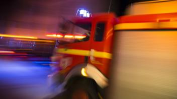 Scheunenbrand in Werlte: Mit sechs Wagen war die Feuerwehr im Einsatz. Symbolfoto: Gründel