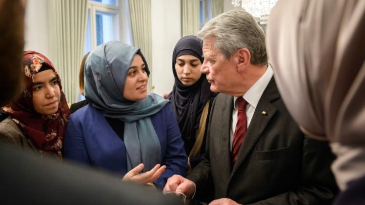 Bundespräsident Joachim Gauck empfing in seinem Bonner Amtssitz die ersten Stipendiaten des muslimischen Avicenna-Studienwerks aus Osnabrück. 