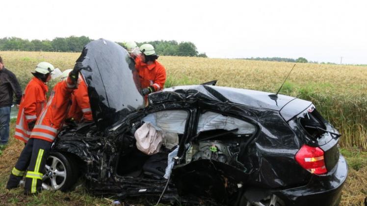 Der Fahrer dieses Fahrzeuges zog sich bei seinem schweren Verkehrsunfall tödliche Verletzungen zu. Er verstarb noch an der Unfallstelle. 