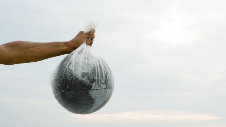Wer Plastiktüten wegwirft, muss sie fürchten wie einen Bumerang. Denn der Kunststoffmüll gefährdet nicht nur die Ozeane. Über die Nahrungskette gelangt er, in kleinste Partikel zersetzt, zu uns zurück. 