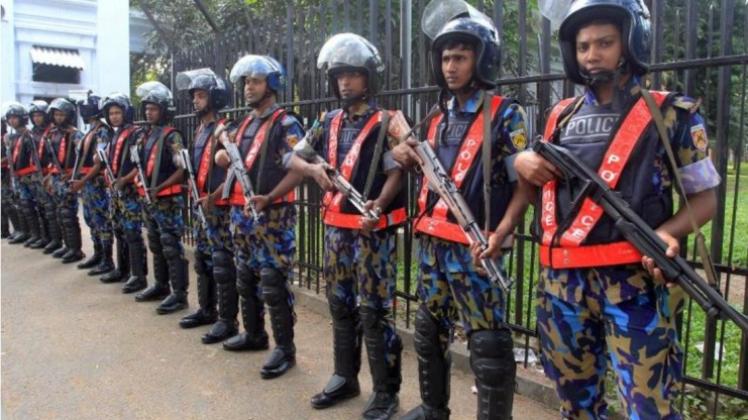 Schwer bewaffnete Polizisten vor dem Gerichtsgebäude in Dhaka. Ein führender Politiker der größten islamischen Partei wurde wegen Massenmordes zum Tode verurteilt. 