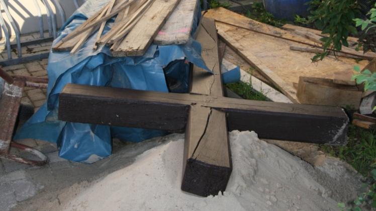 Als „Kreuzfrevel“ bezeichnet die Rullerin Marion Müssen, wie das alte Pestkreuz ihrer Meinung nach hinter ihrer Postfiliale „entsorgt“ wurde. Die Kolping-Senioren, die den zentralen Platz vor dem Ärztehaus neu gestalteten, beteuern, es sei dort nur abgelegt worden und solle restauriert werden. Als „Kreuzfrevel“ bezeichnet die Rullerin Marion Müssen, wie das alte Pestkreuz ihrer Meinung nach hinter ihrer Postfiliale „entsorgt“ wurde. Die Kolping-Senioren, die den zentralen Platz vor dem Ärztehaus neu gestalteten, beteuern, es sei dort nur abgelegt worden und solle restauriert werden.
