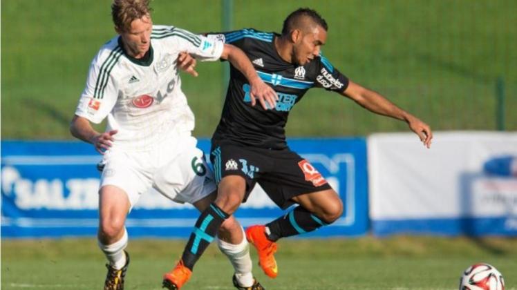 Simon Rolfes (l) verliert den Zweikampf Dimitri Payet. Simon Rolfes (l) verliert den Zweikampf Dimitri Payet.