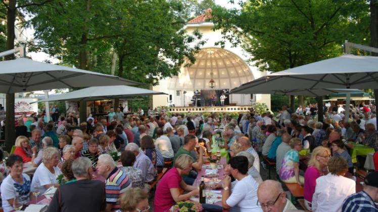 Fast kein freier Platz mehr: Den sommerlichen Samstagabend genossen zahlreiche Besucher bei einem Glas Wein im Konzertgarten – ein toller Erfolg. Fotos: Carolin Hlawatsch Fast kein freier Platz mehr: Den sommerlichen Samstagabend genossen zahlreiche Besucher bei einem Glas Wein im Konzertgarten – ein toller Erfolg. Fotos: Carolin Hlawatsch