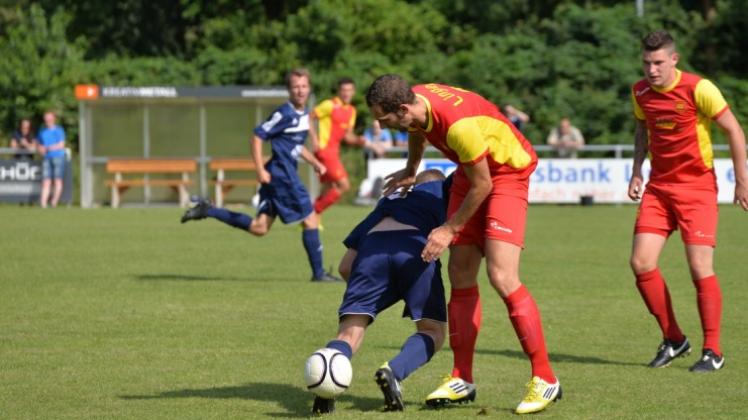 Der TuS Lingen (rot-gelbe Trikots) drückte im Halbfinale der FSL den SV Olympia Laxten zu Boden - in dieser Szene mit einem Foul, im Endergebnis mit einem 4:1-Erfolg. 