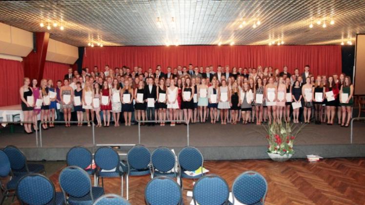 zo Meppen. In einer Feierstunde im Saal Kamp haben am Samstag nach einem Abschlusswortgottesdienst in der Kirche St. Maria zum Frieden im Stadtteil Esterfeld Schulleitung, Mitschüler, Eltern, Lehrer und Ehemalige des Meppener Gymnasiums Marianum 128 Abiturienten und zwei Schüler mit dem Abschluss des schulischen Teils der Fachhochschulreife geehrt und in einen neuen Lebensabschnitt verabschiedet. zo Meppen. In einer Feierstunde im Saal Kamp haben am Samstag nach einem Abschlusswortgottesdienst in der Kirche St. Maria zum Frieden im Stadtteil Esterfeld Schulleitung, Mitschüler, Eltern, Lehrer und Ehemalige des Meppener Gymnasiums Marianum 128 Abiturienten und zwei Schüler mit dem Abschluss des schulischen Teils der Fachhochschulreife geehrt und in einen neuen Lebensabschnitt verabschiedet.