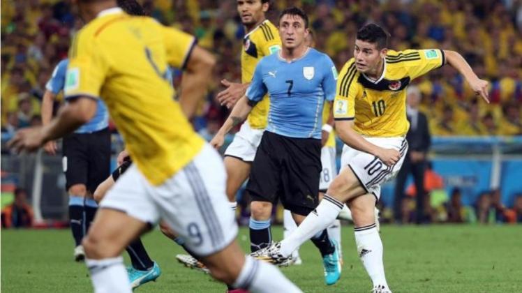 Aus der Drehung heraus erzielte James Rodriguez (r) mit einem Volleyschuss das 1:0 gegen Uruguay. 