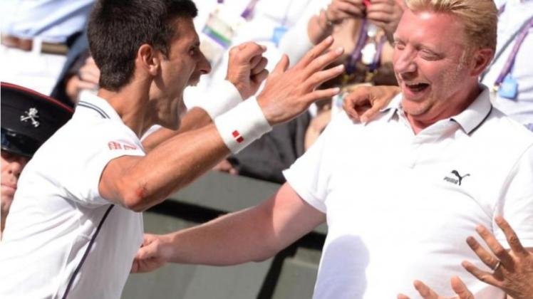 Novak Djokovic fällt nach dem Wimbledonsieg seinem Coach Boris Becker in die Arme. 