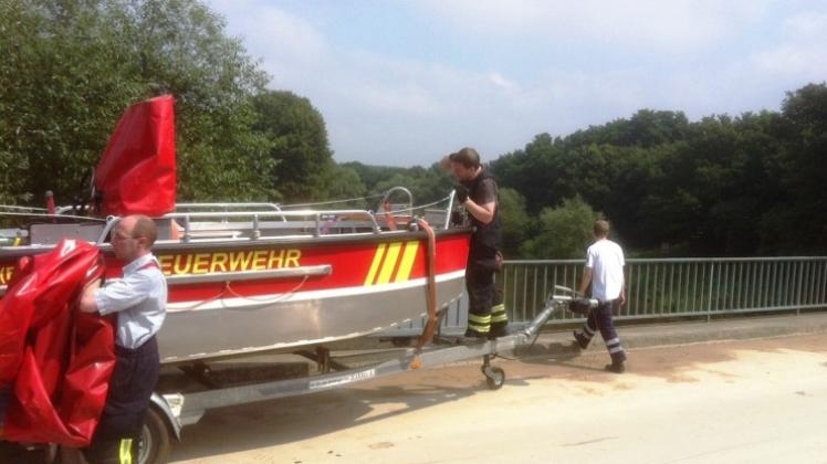 Schnell zur Stelle waren die Rettungskräfte an der Ems bei Lingen. Nach dem Kanuunfall konnten sich zwei Männer aus eigener Kraft retten. Schnell zur Stelle waren die Rettungskräfte an der Ems bei Lingen. Nach dem Kanuunfall konnten sich zwei Männer aus eigener Kraft retten.