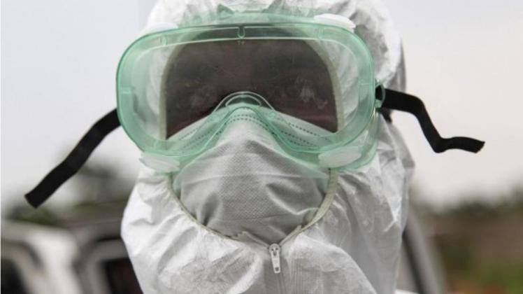 Eine Krankenschwester in Liberia während der Beerdigung eines Ebola-Opfers. 