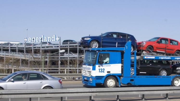 Autotransporter des Osnabrücker Logistikunternehmens Egerland: Die Logistikbranche hat sich 2013 erholt. Darauf lässt die stark gesunkene Zahl der Insolvenzen in der Branche schließen. Archivfoto: Michael Hehmann.