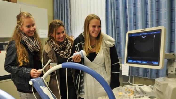 Neugierig: Die Praktikantinnen Marjolein Hoekstra, Lynn Kluft und Mila Paelhekken (von links) von der Universität in Groningen machen sich mit den Arbeitsmitteln der Gynäkologie vertraut. Neugierig: Die Praktikantinnen Marjolein Hoekstra, Lynn Kluft und Mila Paelhekken (von links) von der Universität in Groningen machen sich mit den Arbeitsmitteln der Gynäkologie vertraut.