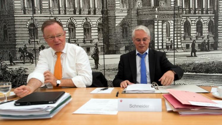 Ärmel aufkrempeln hieß es vor der Kabinettsklausur zum Landesetat 2015. Links Ministerpräsident Stephan Weil, rechts Finanzminister Peter-Jürgen Schneider. 
