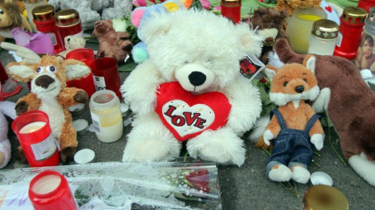 Zahlreiche Briefe, Kerzen und Stofftiere liegen zum Gedenken an den getöteten 5-jährigen Dano vor dem Wohnhaus der Familie. 