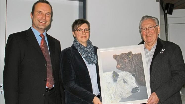 Geschäftsführerin Dr. Bianca Lind überreicht Georg Menke den Frido-Peper-Ehrenpreis. Foto: privat