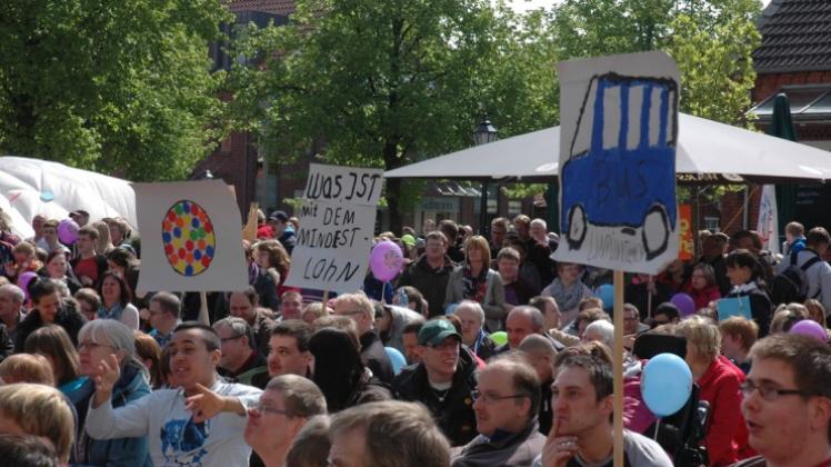 Die Gleichbehandlung von Menschen mit und ohne Behinderung forderten Demonstranten aus dem gesamten Emsland am Montag in Papenburg. 
