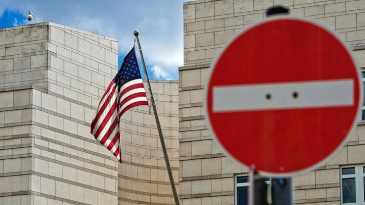 Die US-Flagge weht avor der Fassade der Botschaft der Vereinigten Staaten in Berlin. Der dort tätige oberste Geheimdienstrepräsentant soll das Land verlassen. 