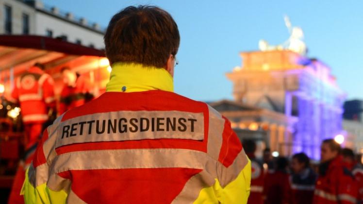 Es ist eine Horrorvorstellung: Retter bemühen sich um eine hilflose Seniorin, halten sie für tot und stellen ihre Bemühungen ein. Dass die Rentnerin noch lebt, wird nur durch Zufall entdeckt. Symbolfoto: dpa Es ist eine Horrorvorstellung: Retter bemühen sich um eine hilflose Seniorin, halten sie für tot und stellen ihre Bemühungen ein. Dass die Rentnerin noch lebt, wird nur durch Zufall entdeckt. Symbolfoto: dpa
