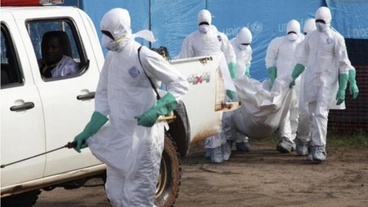Leichenabtransport im liberianischen Foya: Die Zahl der Ebola-Opfer in Westafrika steigt weiter. 
