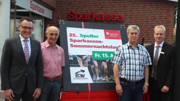 Wieder ein Highlight für alle Lauffans wird der 25. Speller Sparkassen-Sommernachtslauf am 15. August werden, davon zeigen sich (v. l.) Oliver Roosen (Sparkasse), Laurenz Altehülsing, Joachim Rother und Markus Meyering (Sparkasse) überzeugt. 