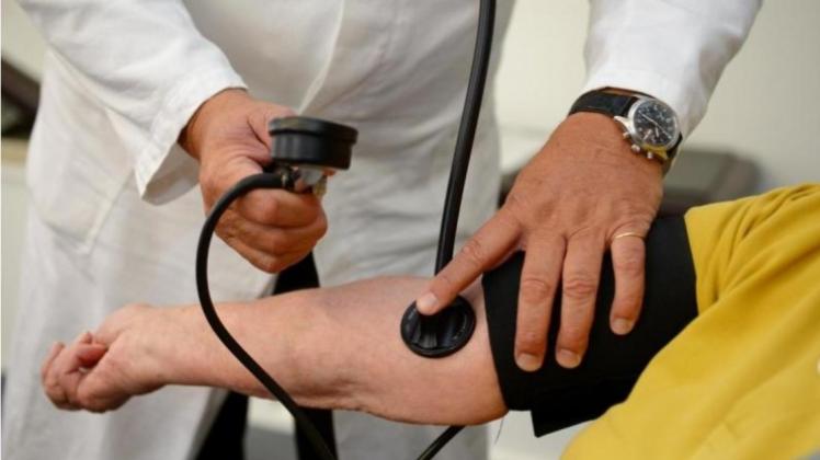Ein Hausarzt beim Blutdruckmessen. Viele Deutsche weisen laut Studie eine «problematische» Gesundheitskompetenz auf. 