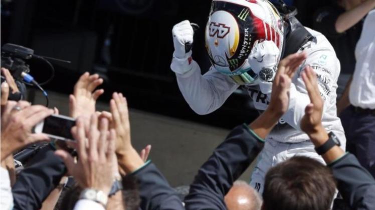 Lewis Hamilton lässt sich nach dem Sieg in Silverstone von seinem Team feiern. 