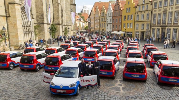 30 Autos auf dem Marktplatz: Mit einer großen Werbeaktion am Rathaus ins Osnabrück wollte Stadtteilauto am Samstag auf ihr neues Carsharingangebot „flow›k“ aufmerksam machen. 