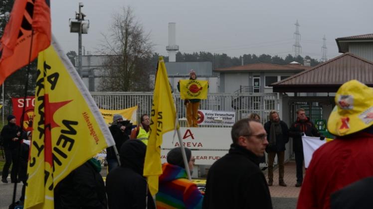 Verschiedene Umweltschutzverbände haben am Sonntag vor dem Gelände der Brennelementefabrik ANF in Lingen demonstriert. Fotos: Thomas Pertz